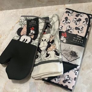 Disney: Mickey and Minnie Mouse 3 pieces kitchen set.